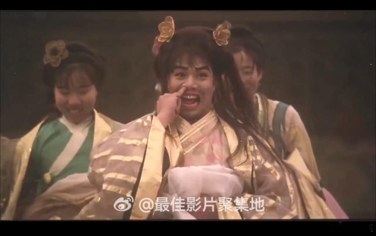 让我受不了的是，在人群中挖“宝矿”，然后，还要用指甲盖弹一下……[允悲][允悲]