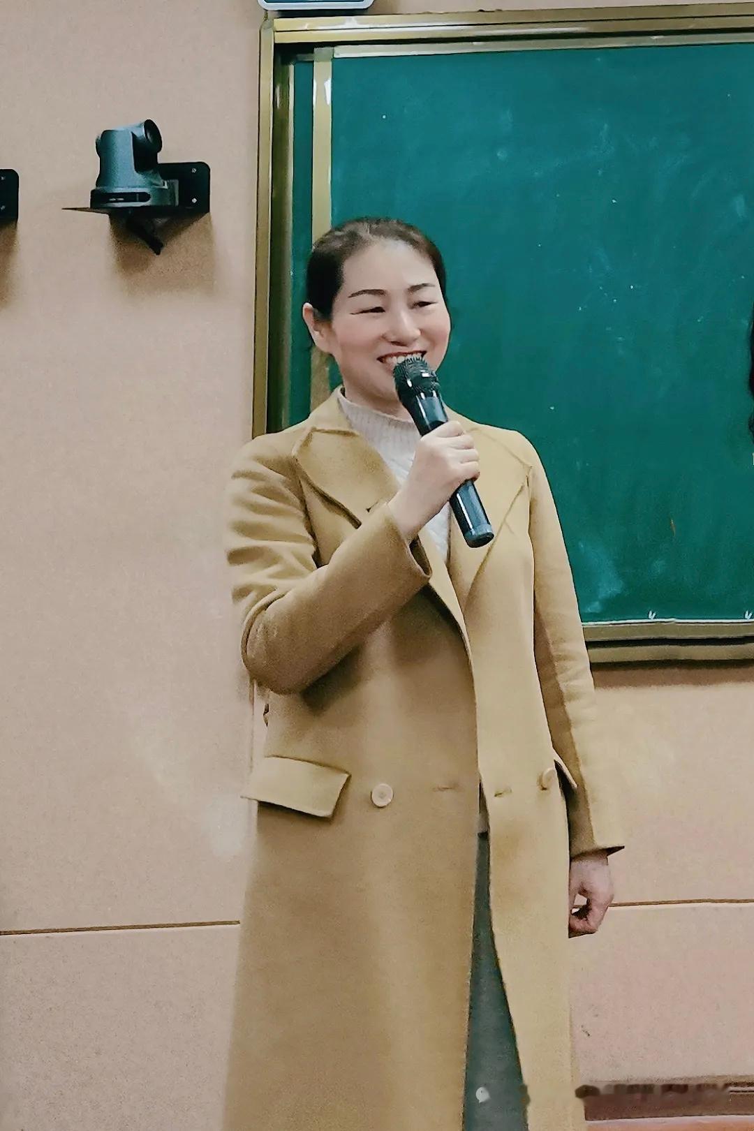 江西鹰潭市逸夫小学刘素贞、徐爱梅荣休欢送会
        ​2月10日，书记、
