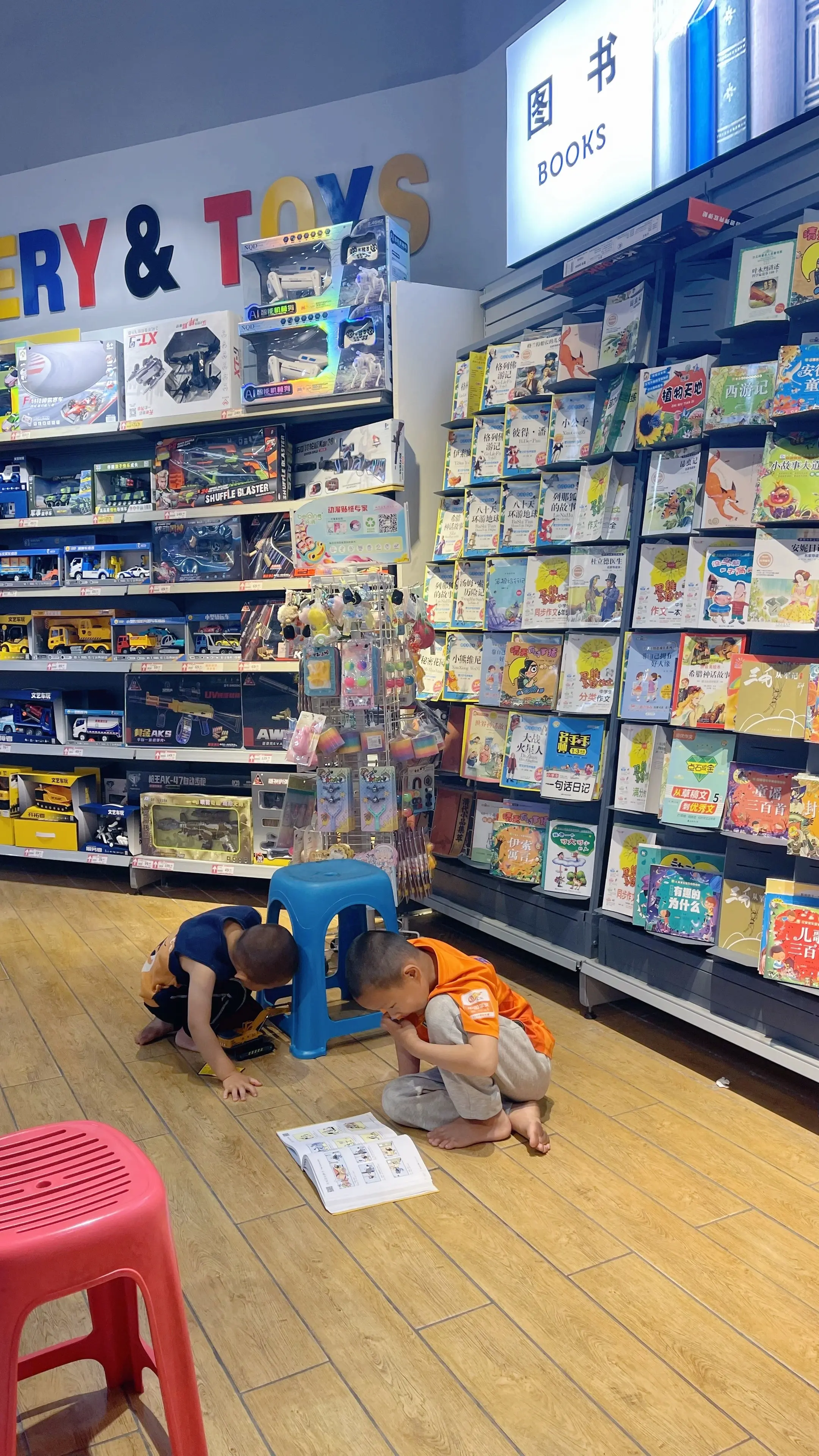 娃儿最爱的超市…烟台家家悦超市。 老母亲采购完可以坐着休息一会儿……等...