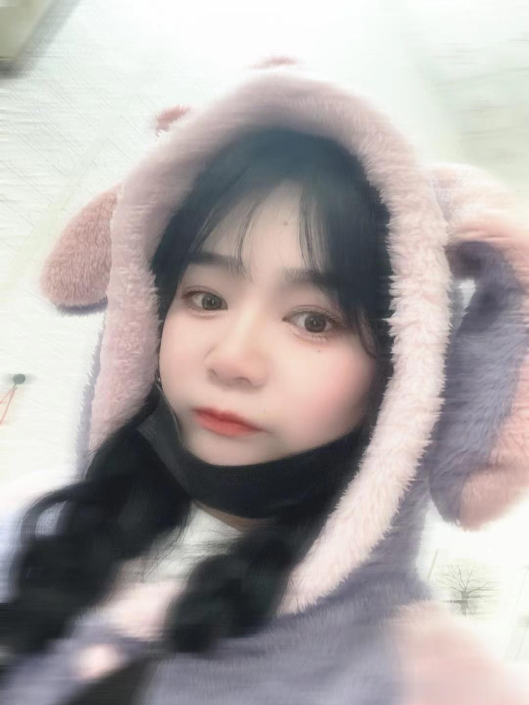 就希望我喜欢的人每天缠着我缠着我聊天每天问我 去哪里了呀 都干嘛了呀 吃什么呀每