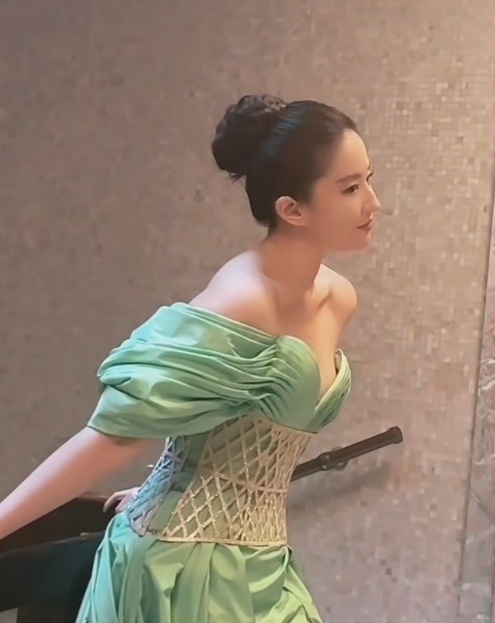 #刘亦菲深V开叉裙##刘亦菲深V绿裙# 刘亦菲深V开叉裙，好sexy啊，天仙入我