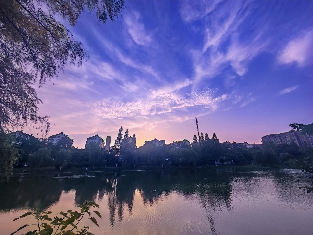 天空很蓝云卷云舒，这样的景象总能让人心神宁静。就像上次去海边度假，那片湛蓝的天空