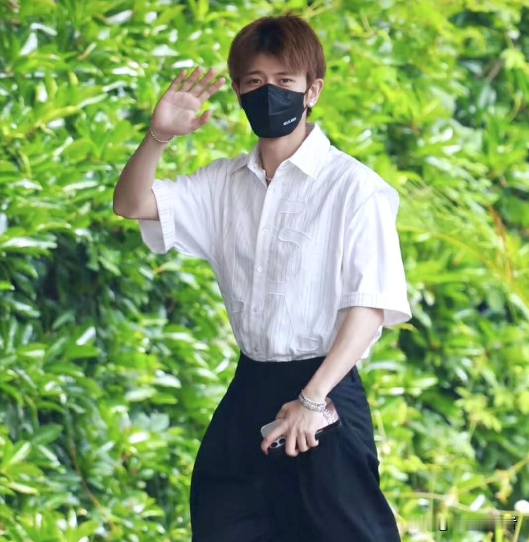 炸裂💥任嘉伦最新路透来袭❗❗❗[送心][送心][送心]
5月27号，嘉伦从上海