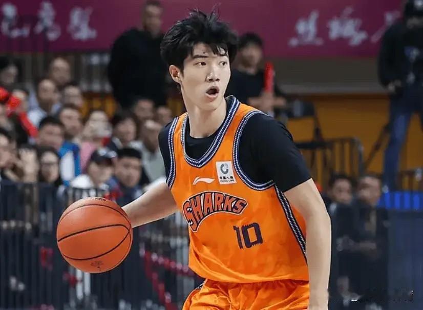 全场16投10中，三分7中4砍下26分5助攻。

他其实是二号位打法为主，一号位