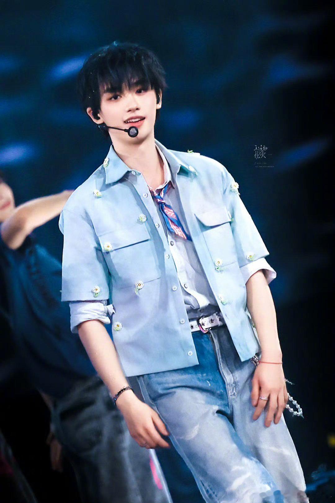 好心疼丁程鑫丁程鑫的状态看着小丁中途缺席节目环节才知晓受伤，无名指受伤紧急就诊，