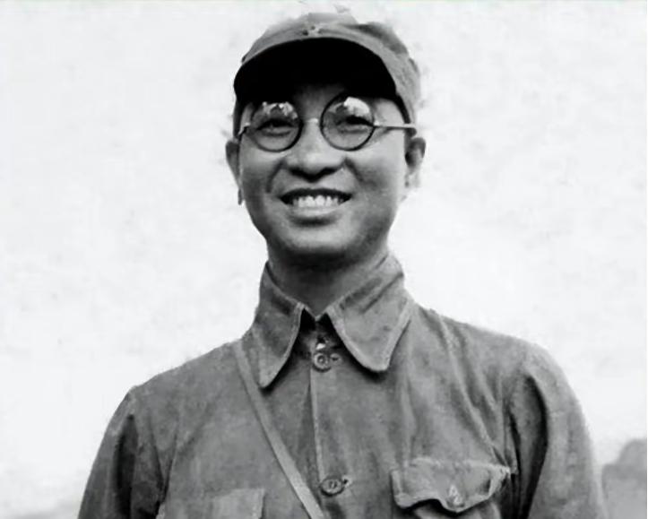 1928年，周恩来派陈赓去解救共产党员张云逸，哪曾想，张云逸看到陈赓后连忙向特务
