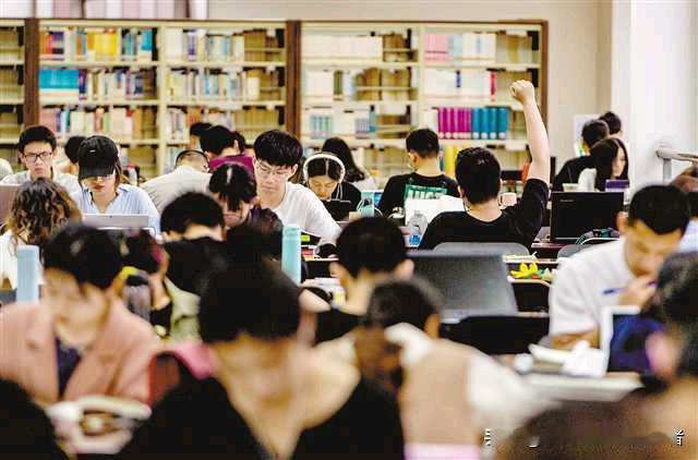 公司里藏着的这位“扫地僧”，要不是同事无意间提起，我压根不会注意到他。

平日里