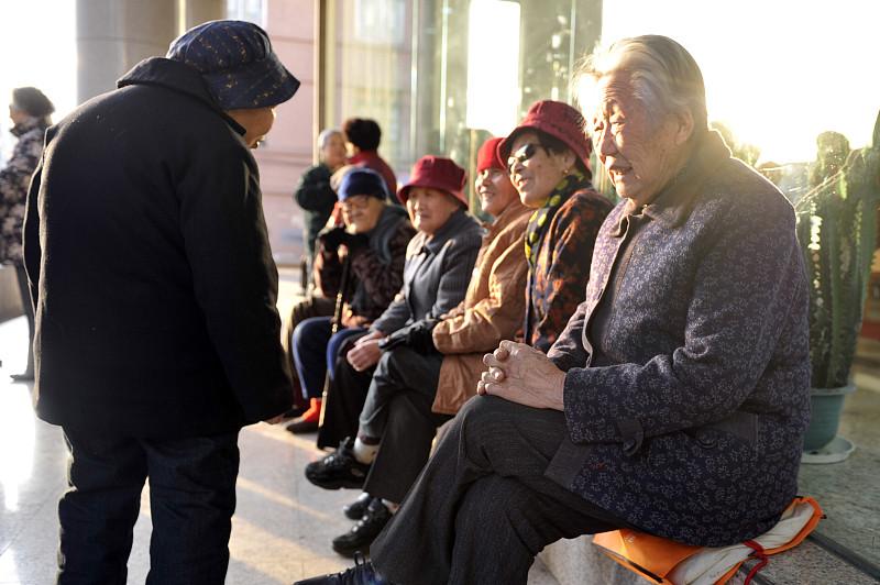未来养老金的发展趋势是什么普及率越来越高，人人都有养老金，不会有人拿1万多，有人