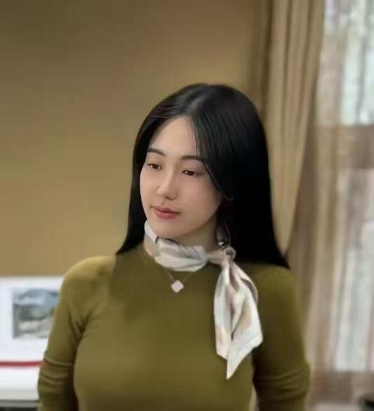 范曾37岁的娇妻徐萌真的是个狠人，

明明这么年轻，漂亮，身材又好，

却愿意嫁