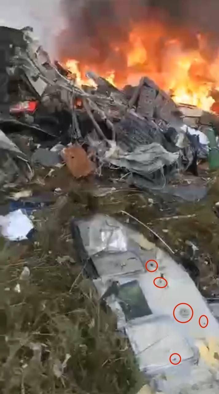 在普里戈任的飞机坠毁的现场，一些网友找出残骸上被他们认为疑似“弹孔”的地方。而图