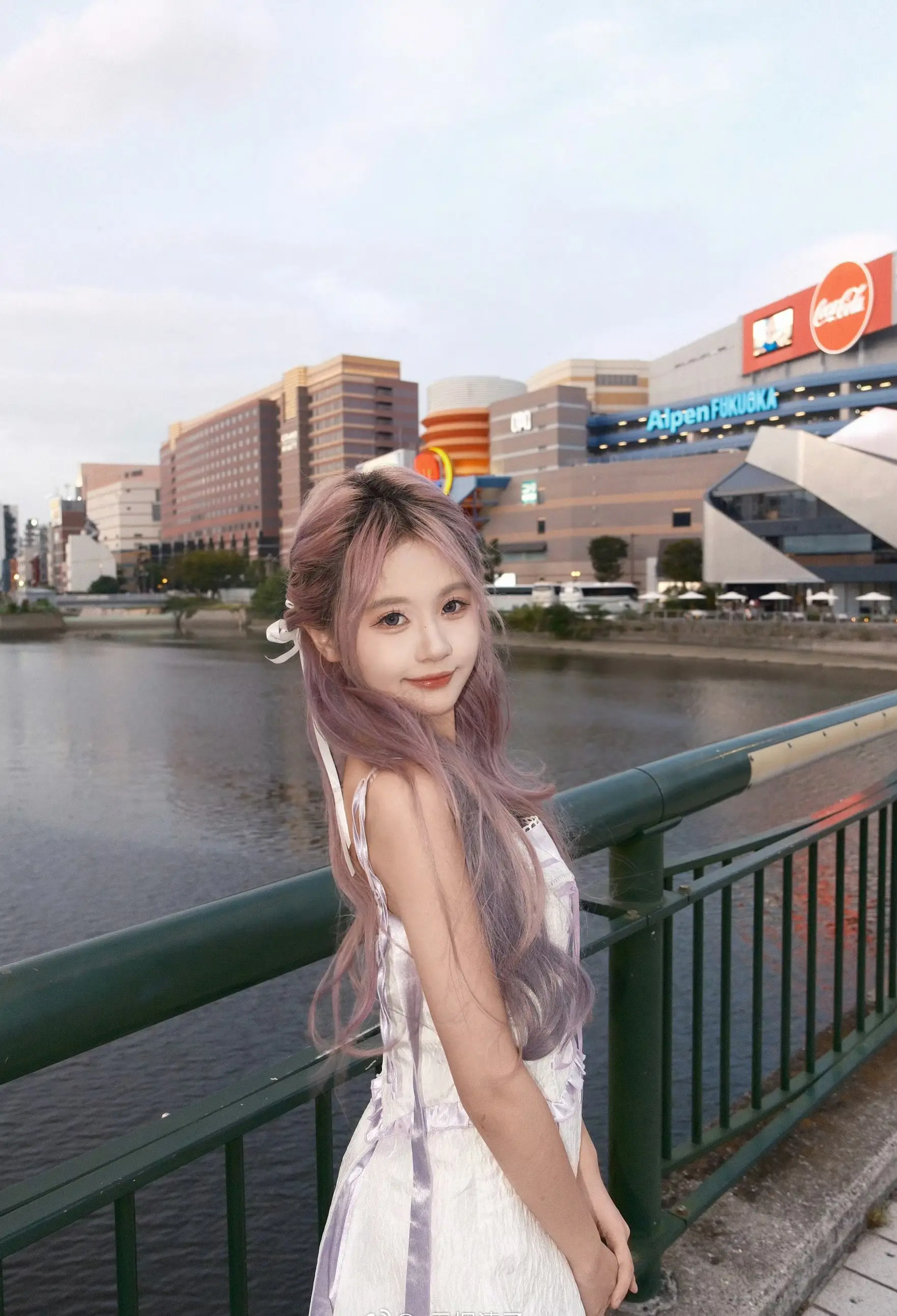 黄宣绮 河畔栏杆旁甜笑瞬间🌉
