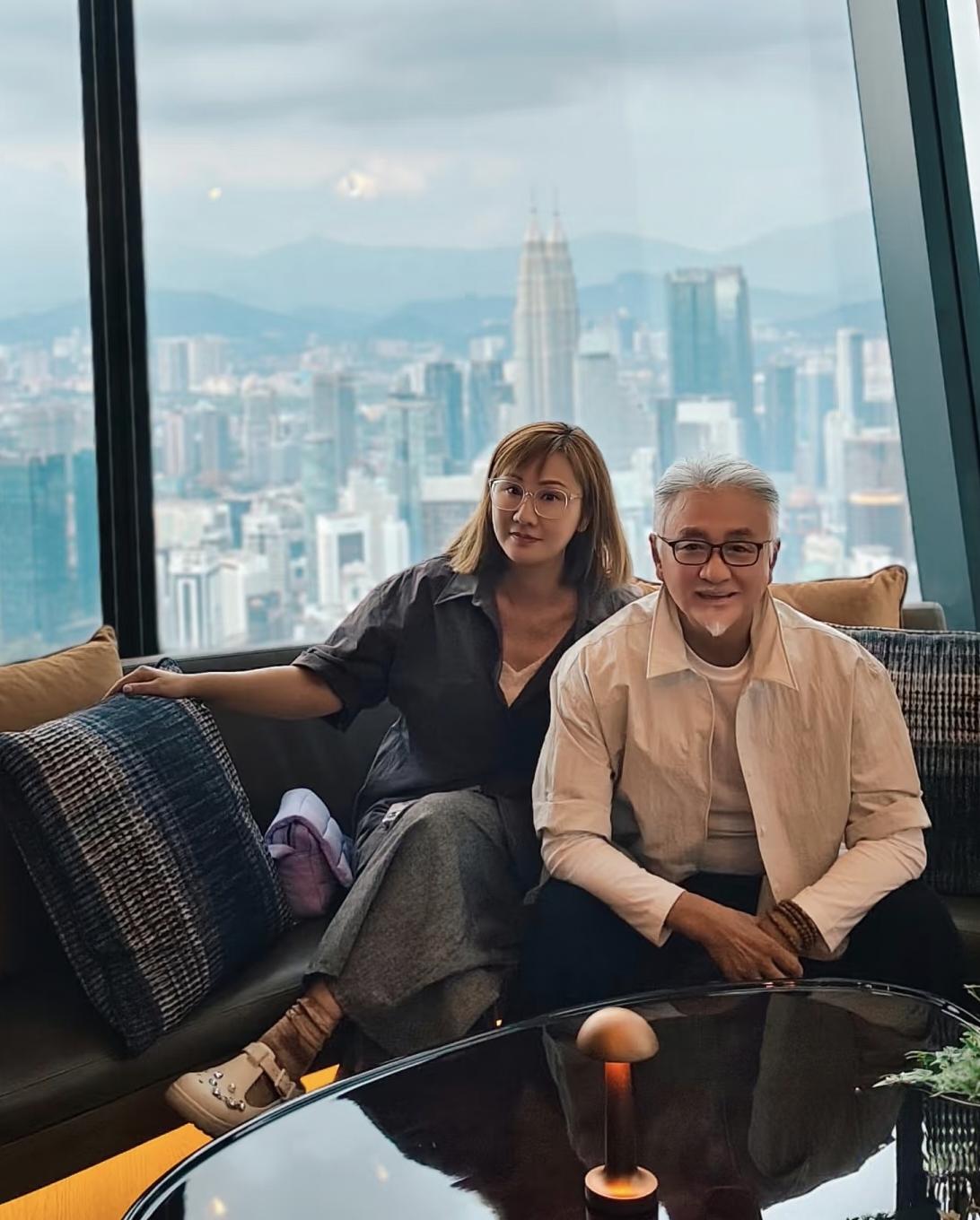 67岁吴岱融和老婆钟淑慧现身马来西亚一间五星级酒店，夫妻俩的外表看起来差距太大了