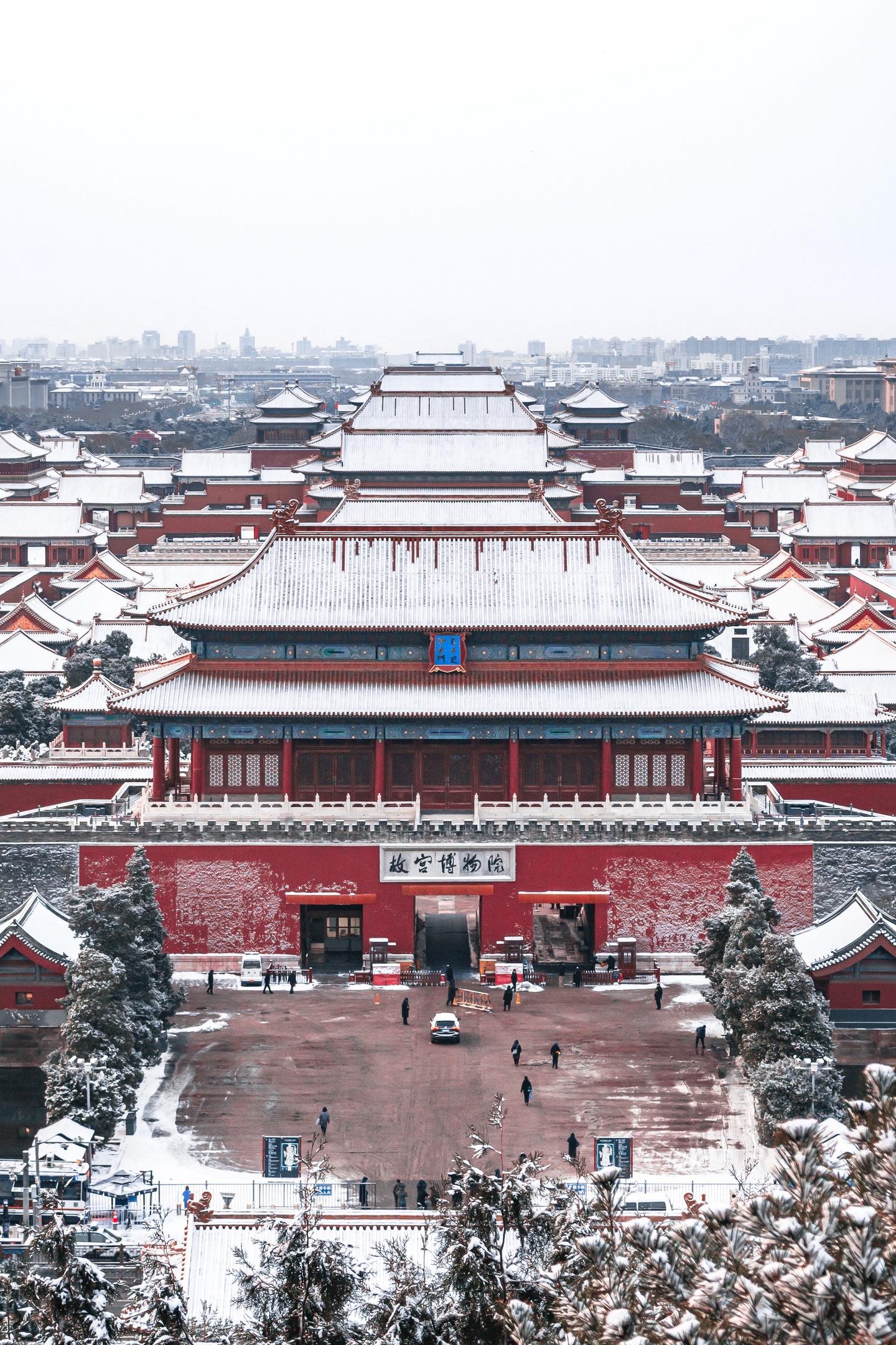 一场初雪 让北京变回了紫禁城❄️。白雪映红墙，还有比一场大雪更适配北京的天气吗？
