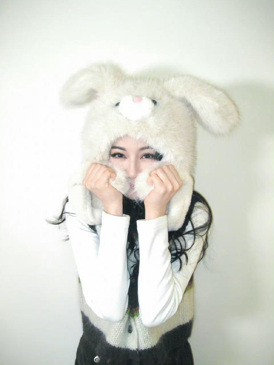 迪丽热巴带着兔子耳朵👂🏻毛茸茸的出现了，又萌又甜！！🐰🐰 