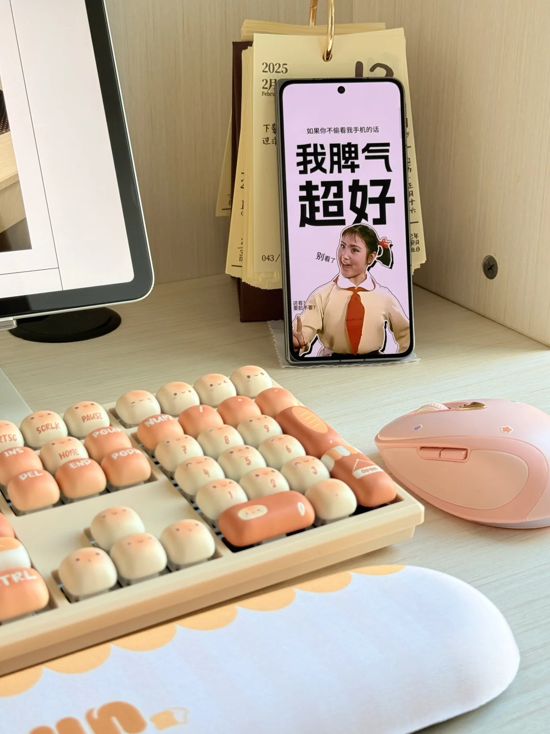 只是偷看了几次同事手机 她就换了壁纸。。。