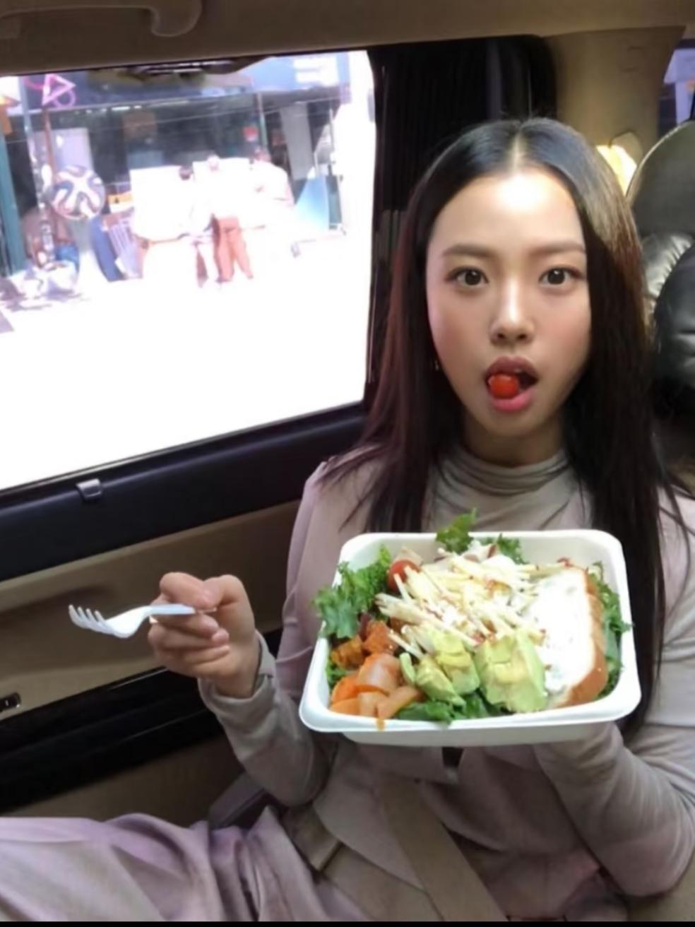 一组可以当头像的韩女食物图 高敏诗 IU
