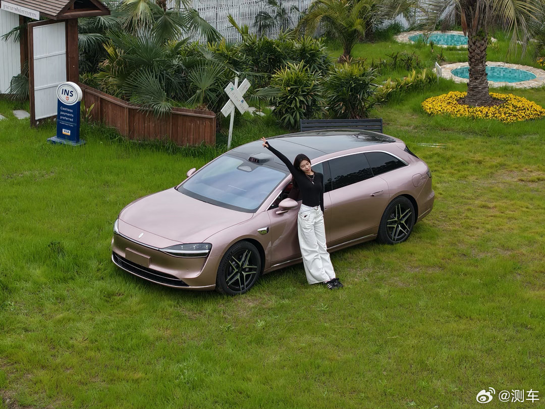 终于见到这个享界S9t的星玫粉了！阳光下真的太美了！和春天好配啊我与汽车的日常大