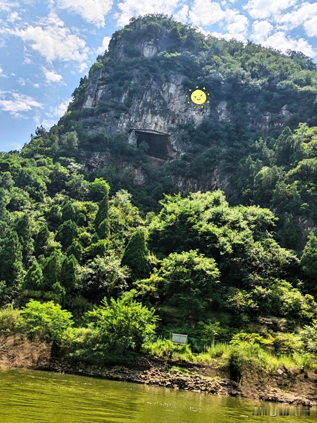 山河藏幽洞
 
碧水悠悠，环抱着苍翠青山。一汪青绿的河水静静流淌，岸边乱石错落，