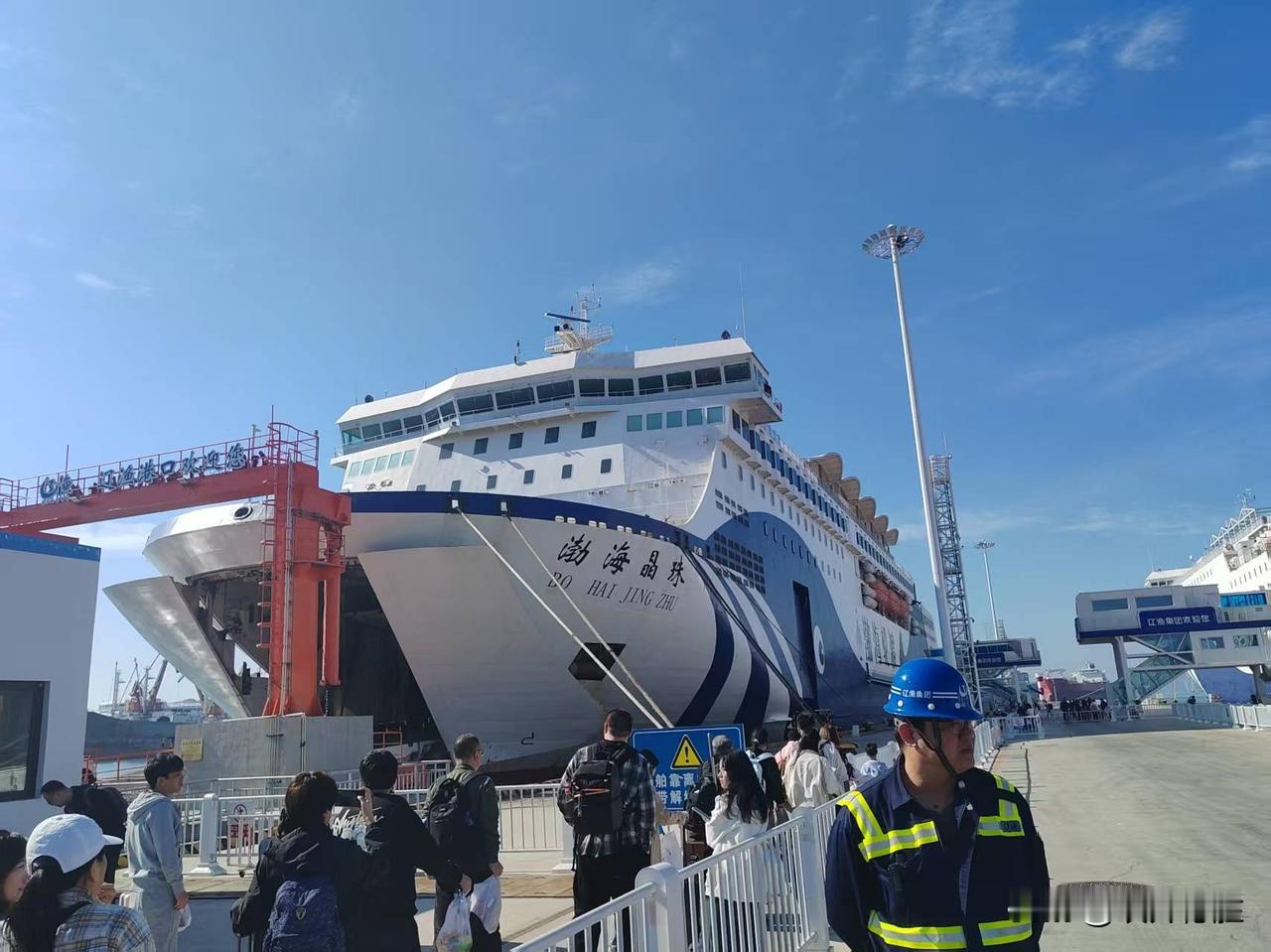 今天天气不错，儿子准备在大连辽渔港口乘坐渤海晶珠轮回烟台休探亲假，4等舱票价不到