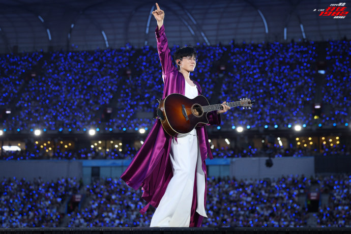 #张杰紫色长袍# 好帅，给哥多点浅色衣服浅粉色浅蓝色类似[亲亲]都说紫色最有韵味
