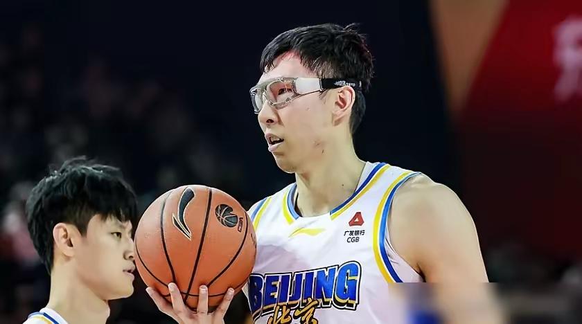 广东男篮啥时候，打北京首钢这么狼狈，有没有很想念杜锋，知道为什么杜锋不请大外援了