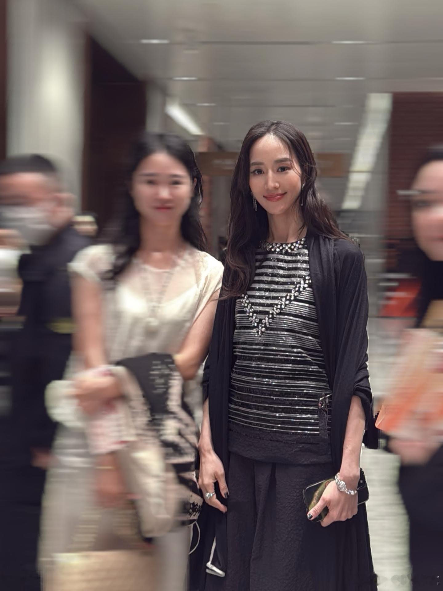 路人原相机拍的张钧甯都能够这么好看的呀，完全就是原图直出的状态呀，出图真的是和呼