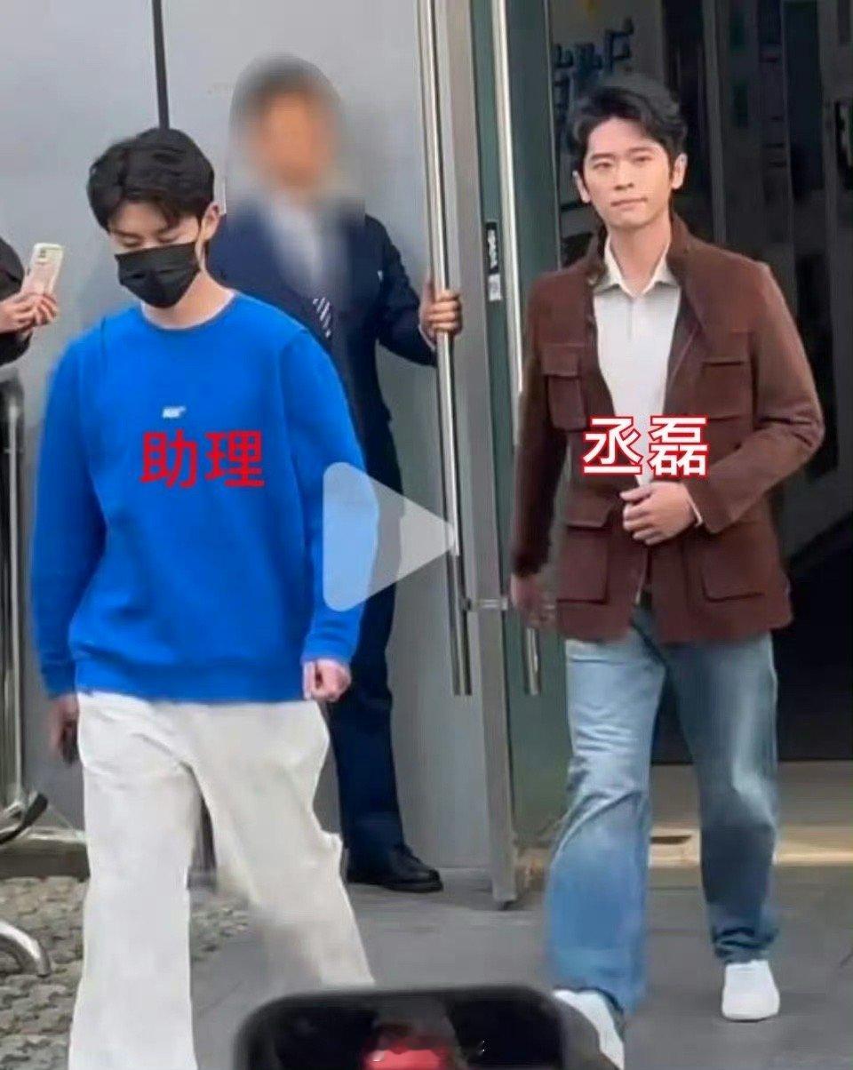大型尴尬现场啊家人们！！！起因是丞磊多次上班路透造型被粉丝们吐槽难看，粉丝们要求