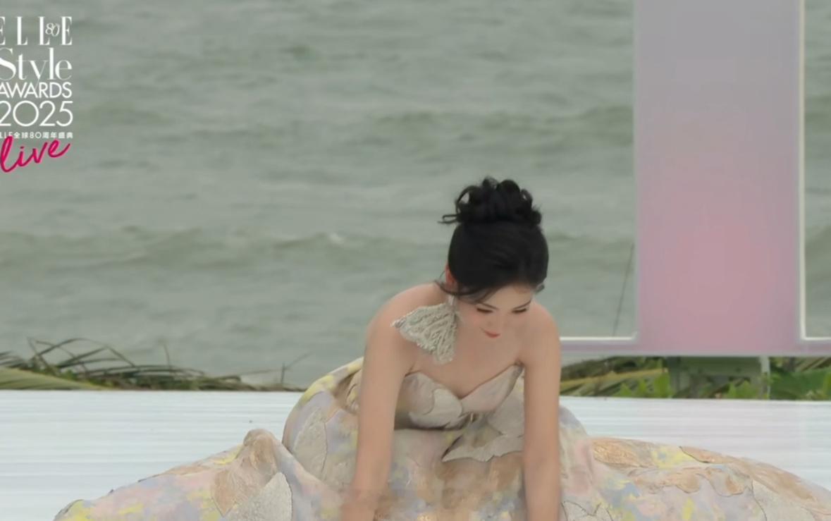 代露娃在ELLE红毯摔倒了代露娃在红毯上摔倒了 裙子坏，娃娃好 ​​​