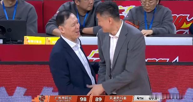 杜峰指导对张德贵指导才是真爱，两人有说有笑真开心




广东大胜天津，赛后两个