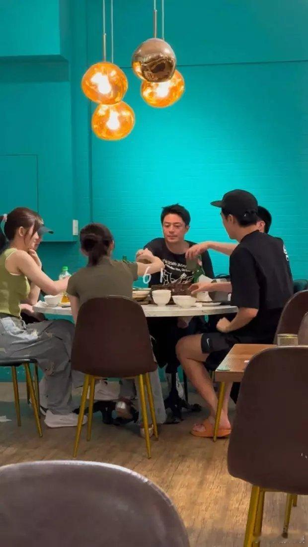 霍建华与友人吃饭被偶遇，素颜帅气还请粉丝喝啤酒。 ​​​