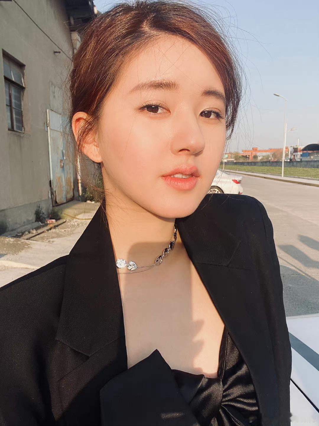 #赵露思V领黑西装# 给你们点赵露思西装的震撼[好爱哦]20年的老婆姐和24年的