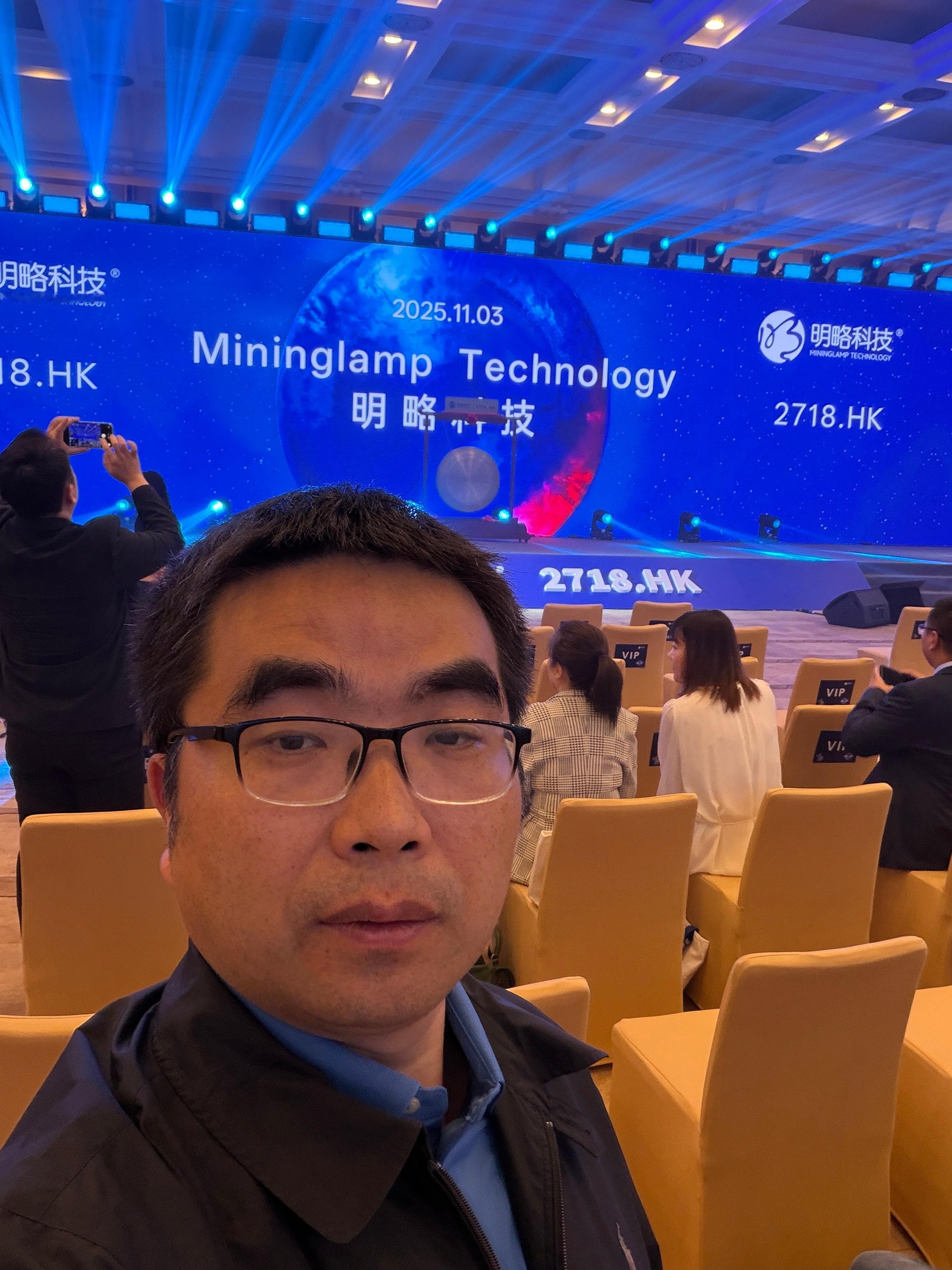 来到了现场，签到台非常热闹。一会就开始了。 恭喜明略科技正式成为一家社会化企业，