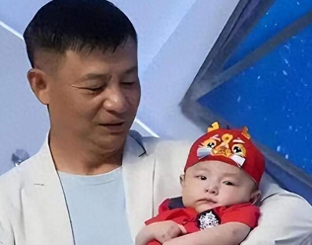 丁克不生娃成笑话，52岁炫耀“老来得子”的李大双，让前妻丢体面