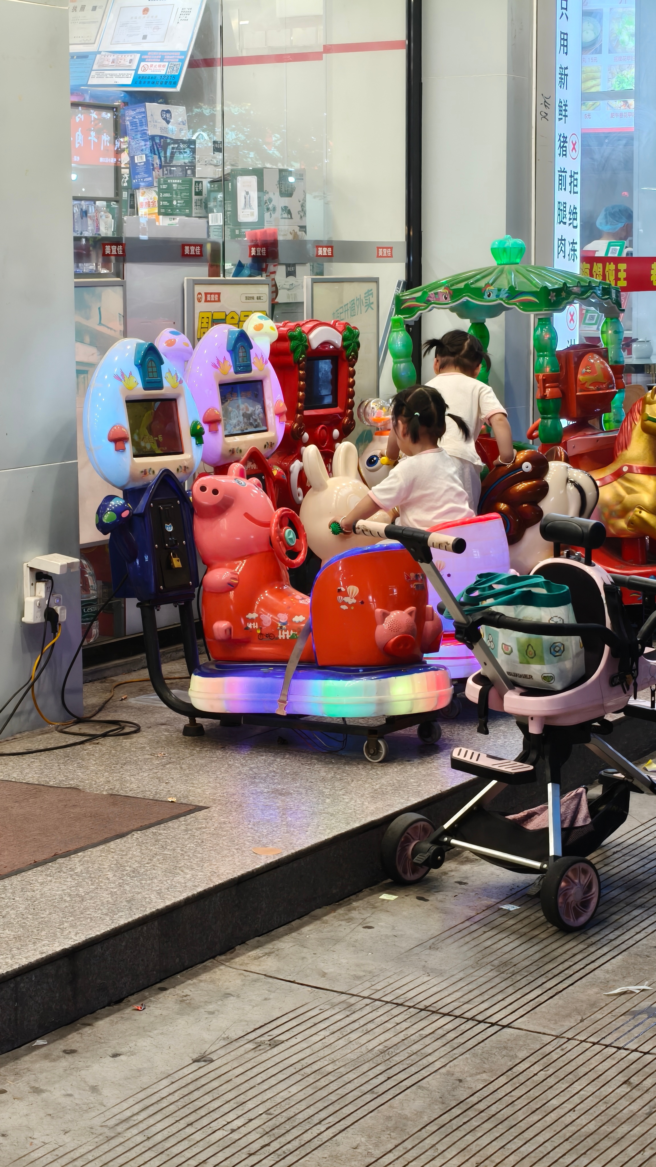 带她们出来坐摇摇车，顺带再买点水果投喂 