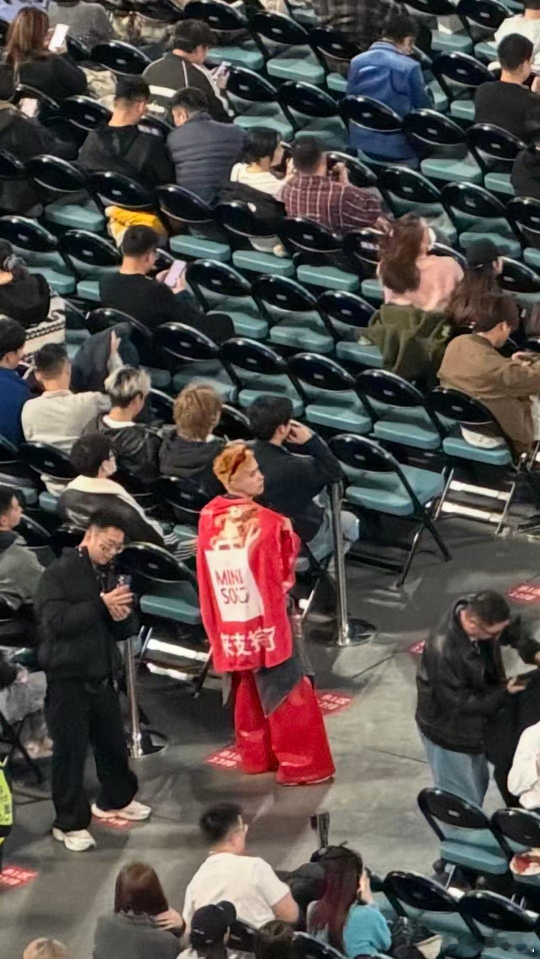 一手撕labubu，另一手就抱紧吉福特熊，简直太爽了！miniso大获全胜，这场