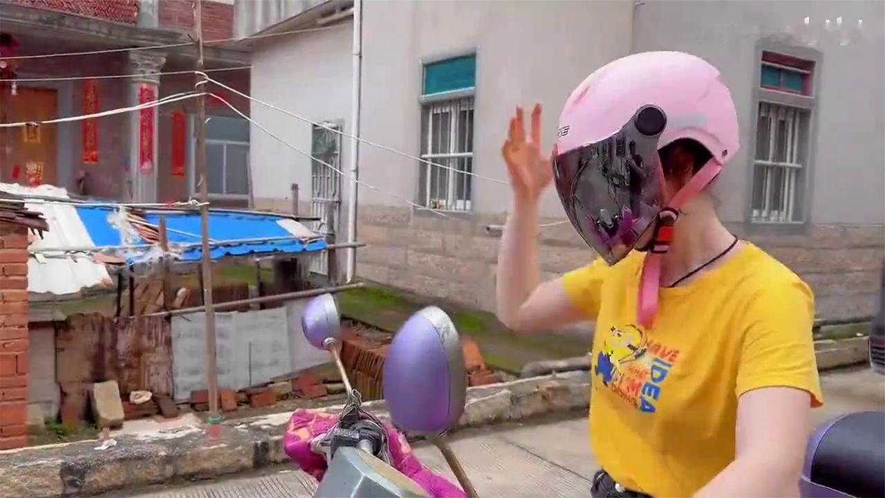 婆婆问洋媳妇：你妈咋不多生几个女儿？卡佳：你儿子不是很多？