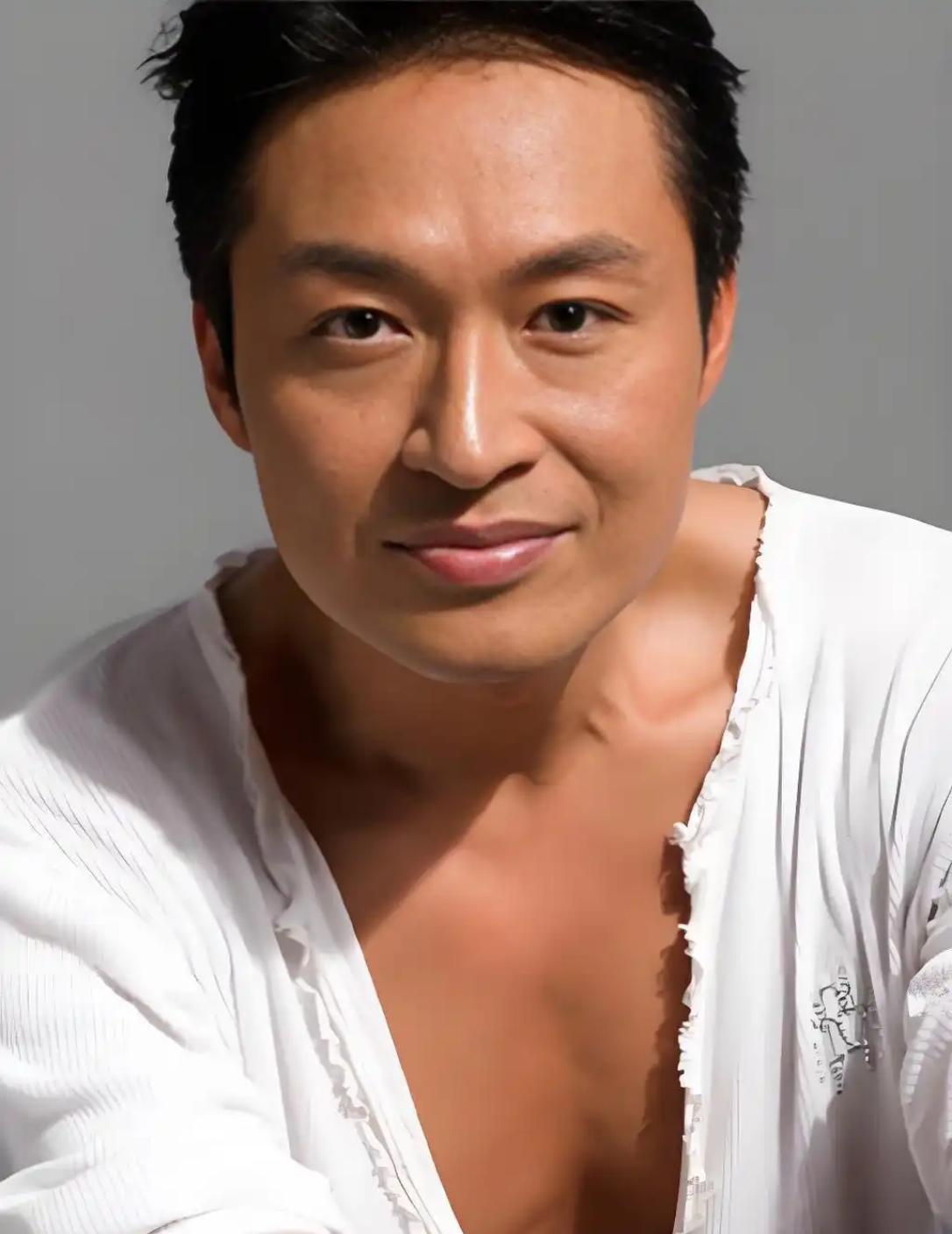 订婚了，还不知道他真实年龄？
吴佳尼就这样嫁给了大21岁的马景涛。
2007年情