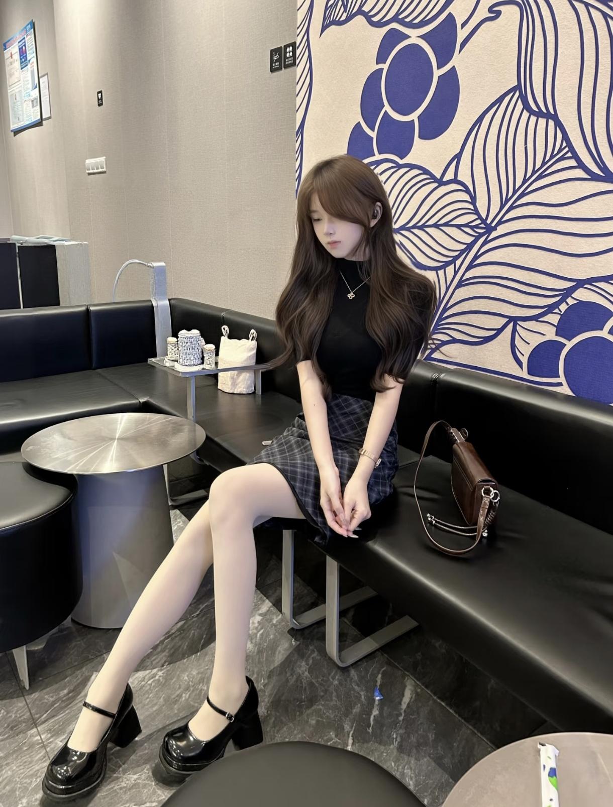 你们外面玩会拍照嘛？你问我答女生的丝袜一般能穿多久 高级感穿搭，温柔风穿搭。