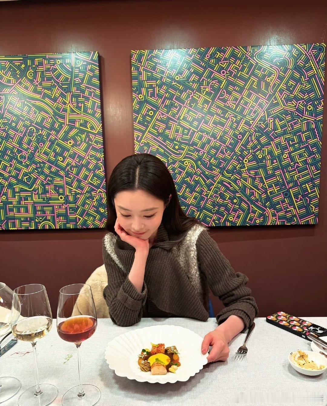 白敬亭和宋轶打卡了同一家餐厅男生是去年5月20日发的照片，女方是今年2.7发的 