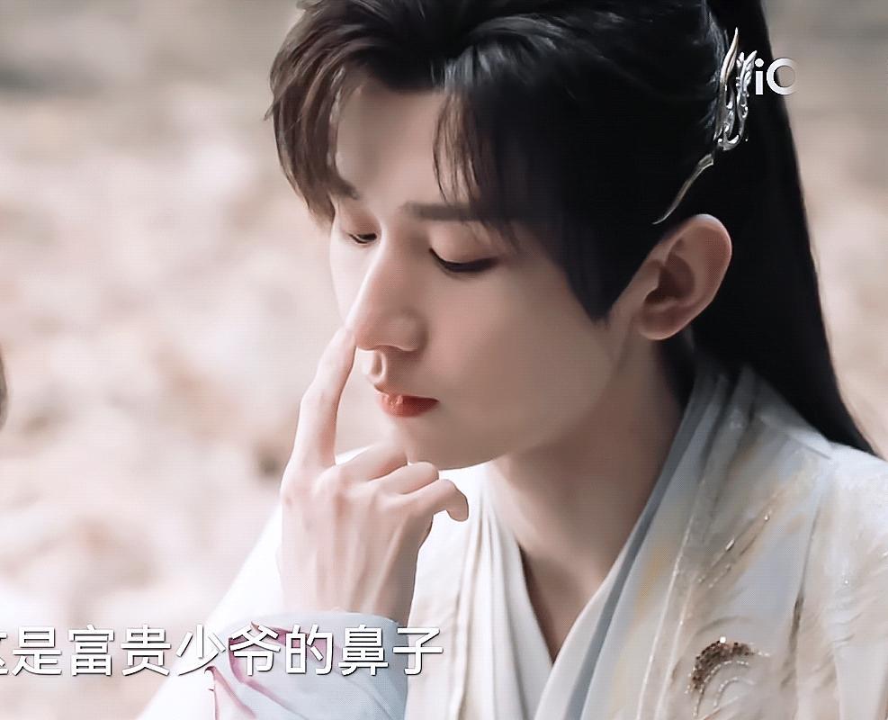 午休给同事安利《天地剑心》，说着说着，同事指着我的脸说，你怎么脸红了？真的，这样