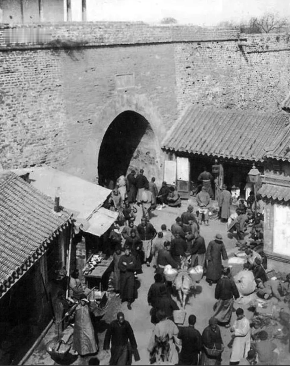 1943年，烟台。王永博拆开密令，上面只有一句话：“陈洪厦叛变，立即处决。”
