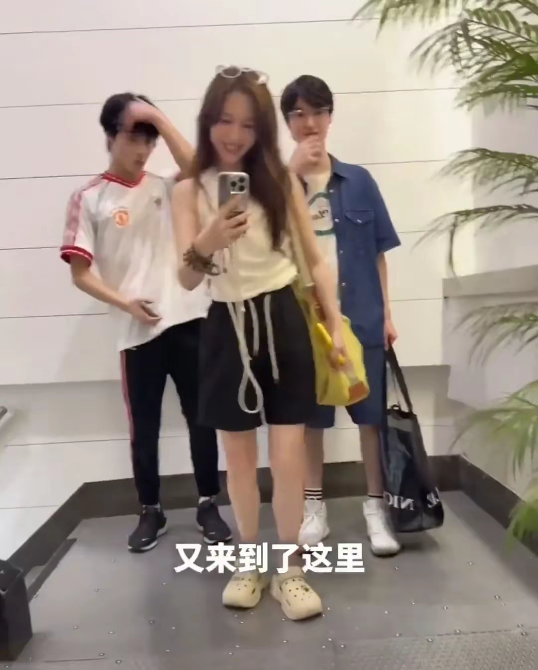 马景涛前妻带俩儿子去韩国，兄弟俩皮肤好白，16岁小儿子颜值超高！！！ ​​​