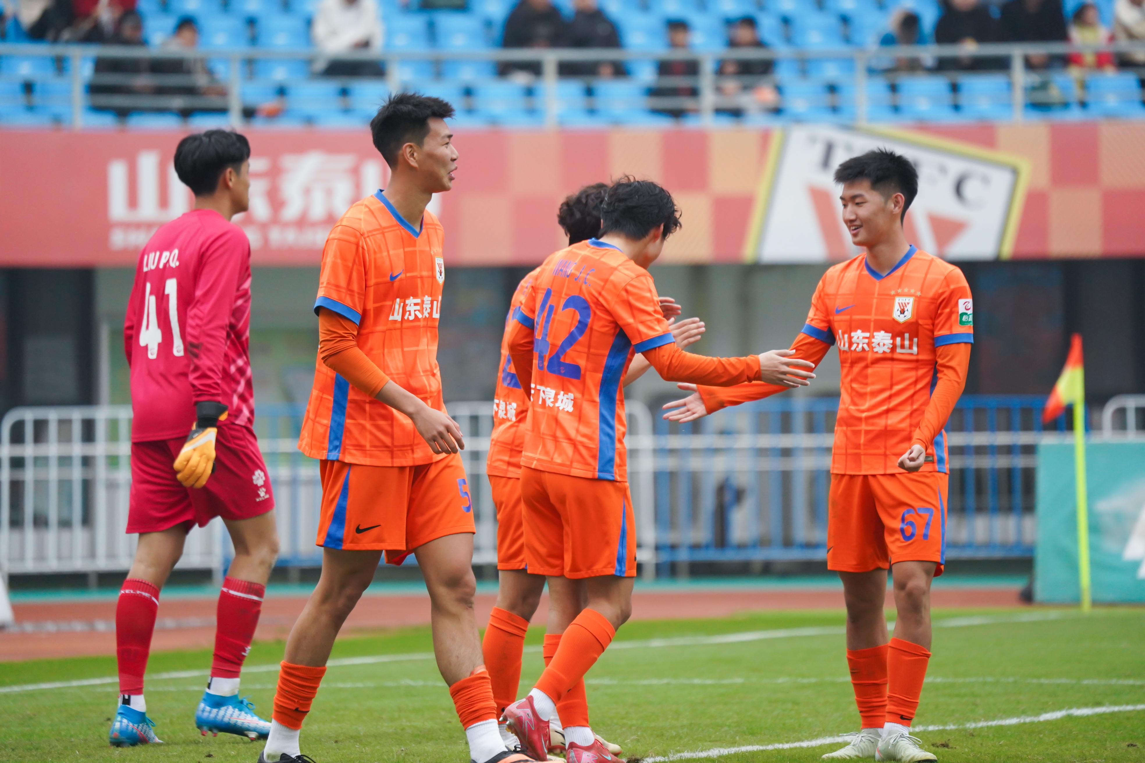 记者：泰山热身首尔2-2，新外援大概率下阶段在广州现身