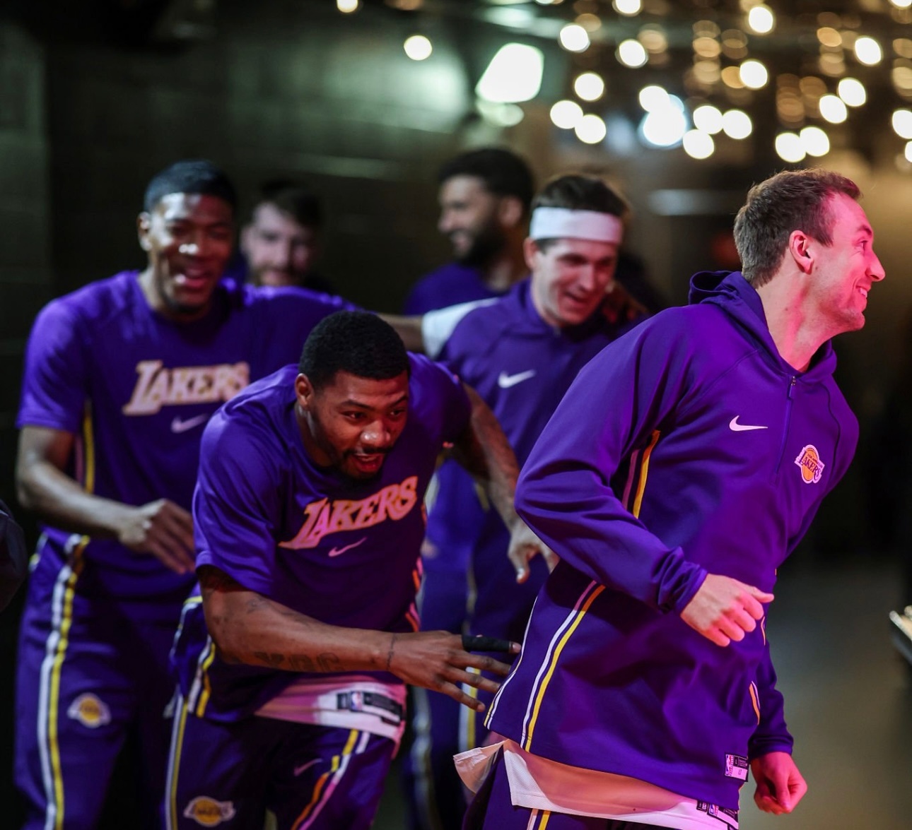 斯玛特表示，他以身为湖人的更衣室领袖为荣：“詹姆斯与东契奇平时话不太多，他们都高