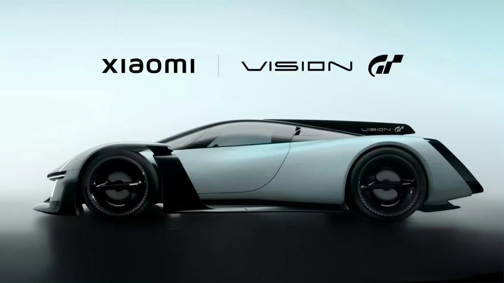 小米超跑亮相还不错，左右两侧的小灯变成了品牌符号。 