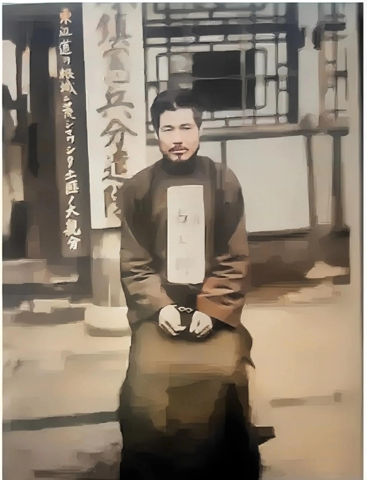 1938年9月，姜振东师长，被日军杀害前，留下的一张老照片，镜头中的他戴着手铐，