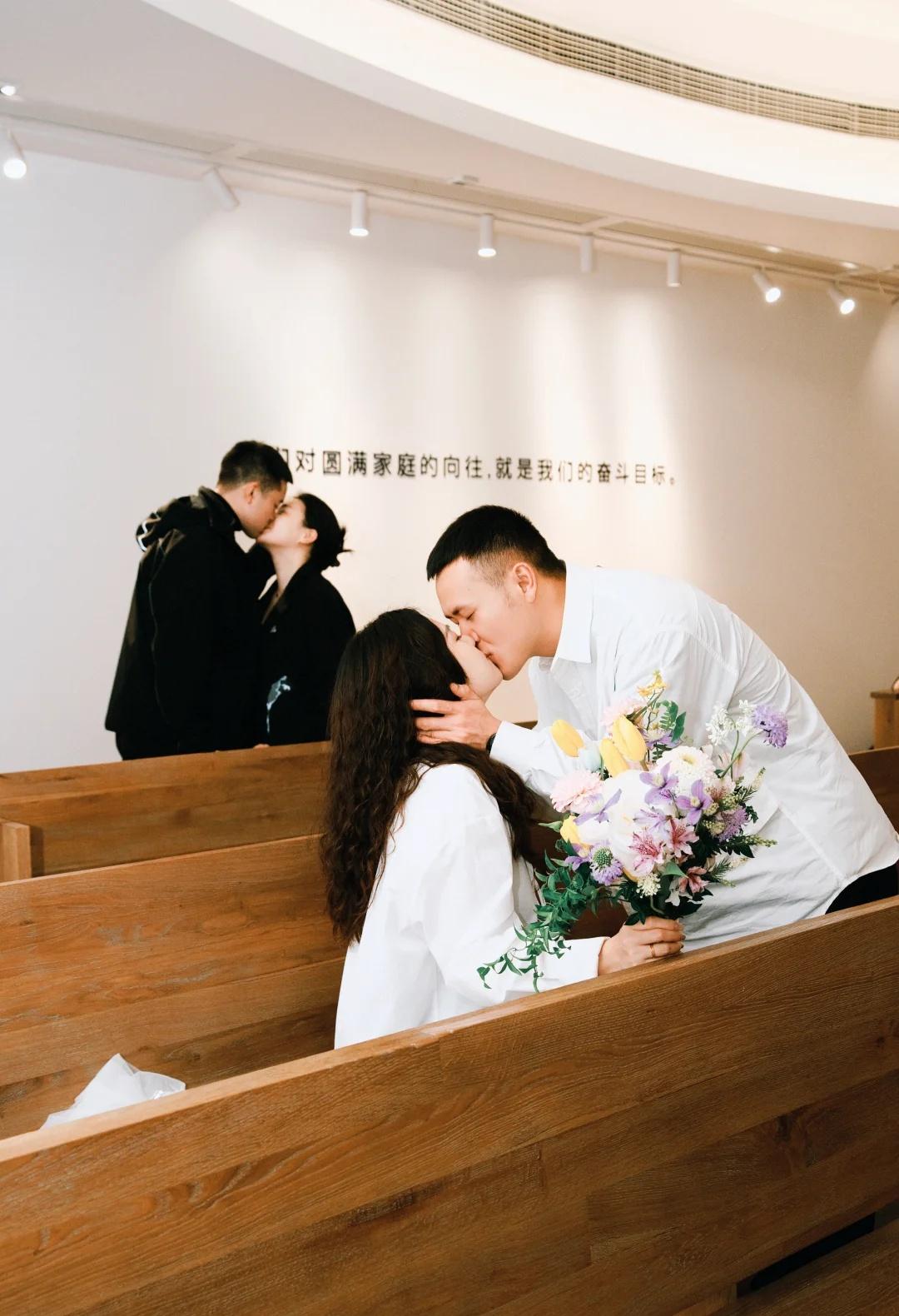 解放碑领证跟拍丨小预算也能拍出高级感
幸福其实很简单
找我！就对了
领证  领证