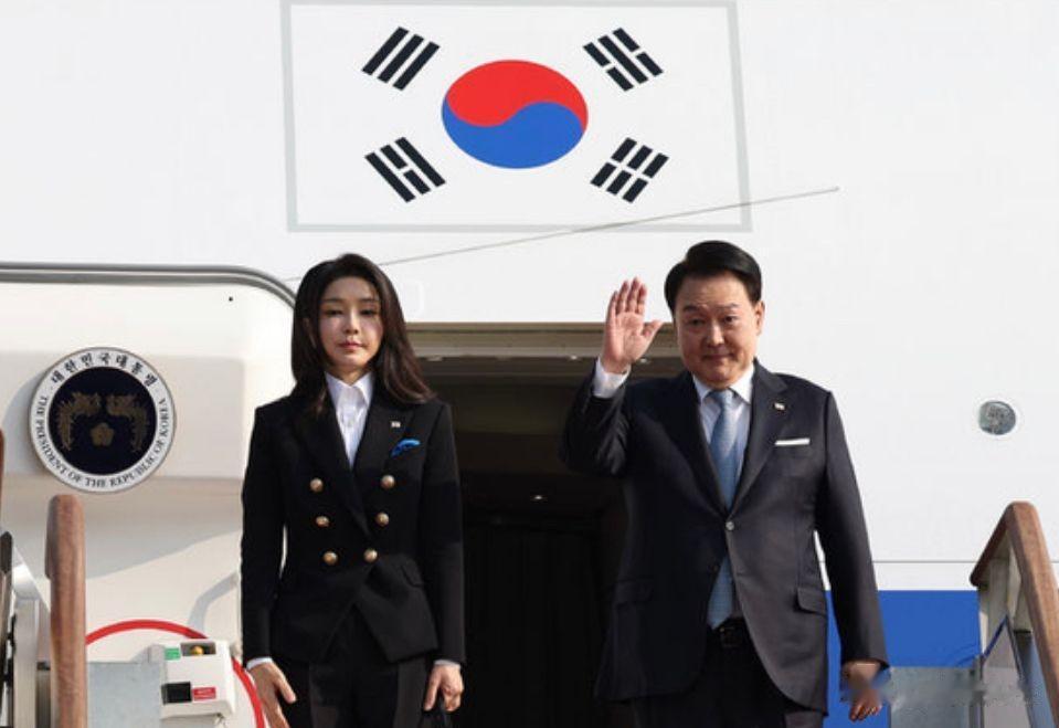又被韩国夫人惊艳了！穿黑西装配白衬衫好显嫩，美成偶像剧女主角
韩国第一夫人金建希