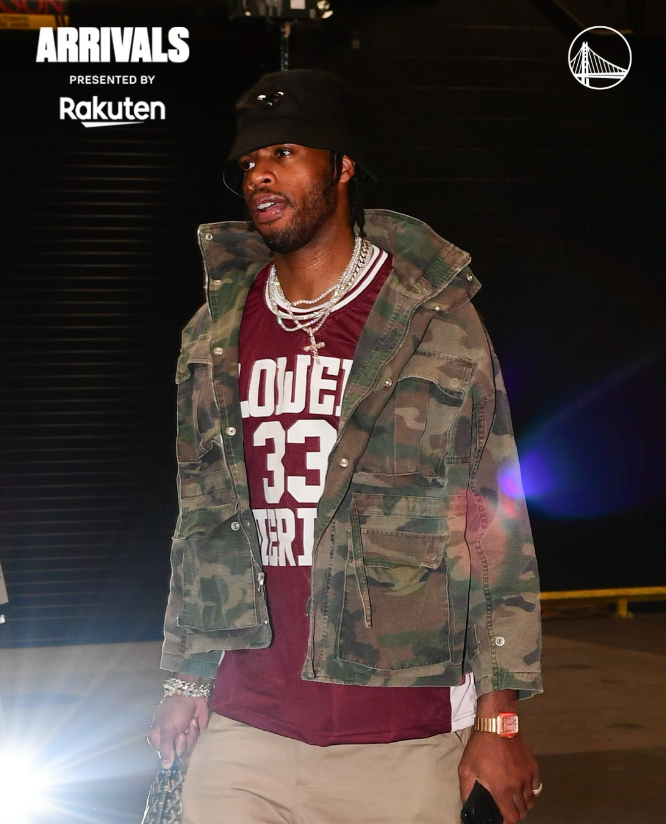 大战在即，希尔德穿着科比的高中球衣来上班～ 