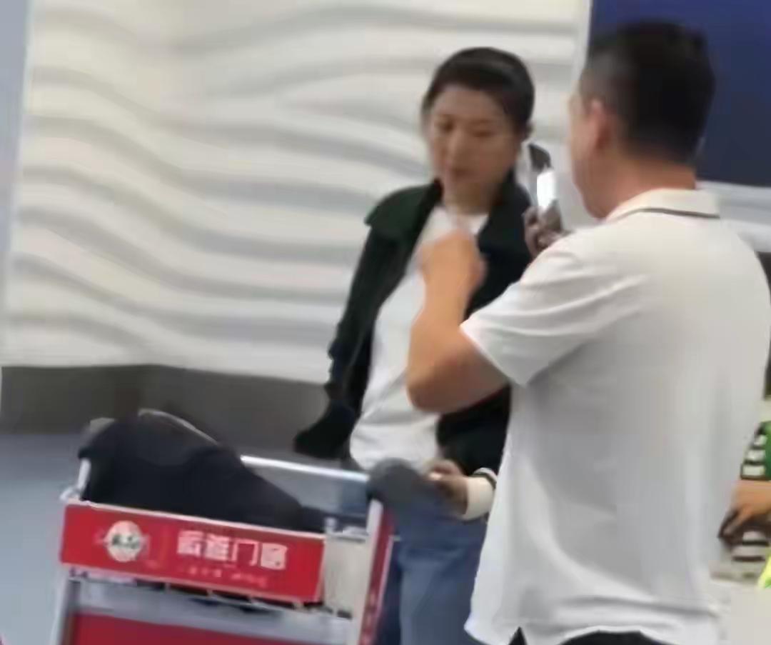 闫学晶风波后首次露面，
被拍到现身三亚机场。
镜头里的她情绪低落，
整个人蔫蔫的